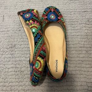 Multicolored embroidered Flats